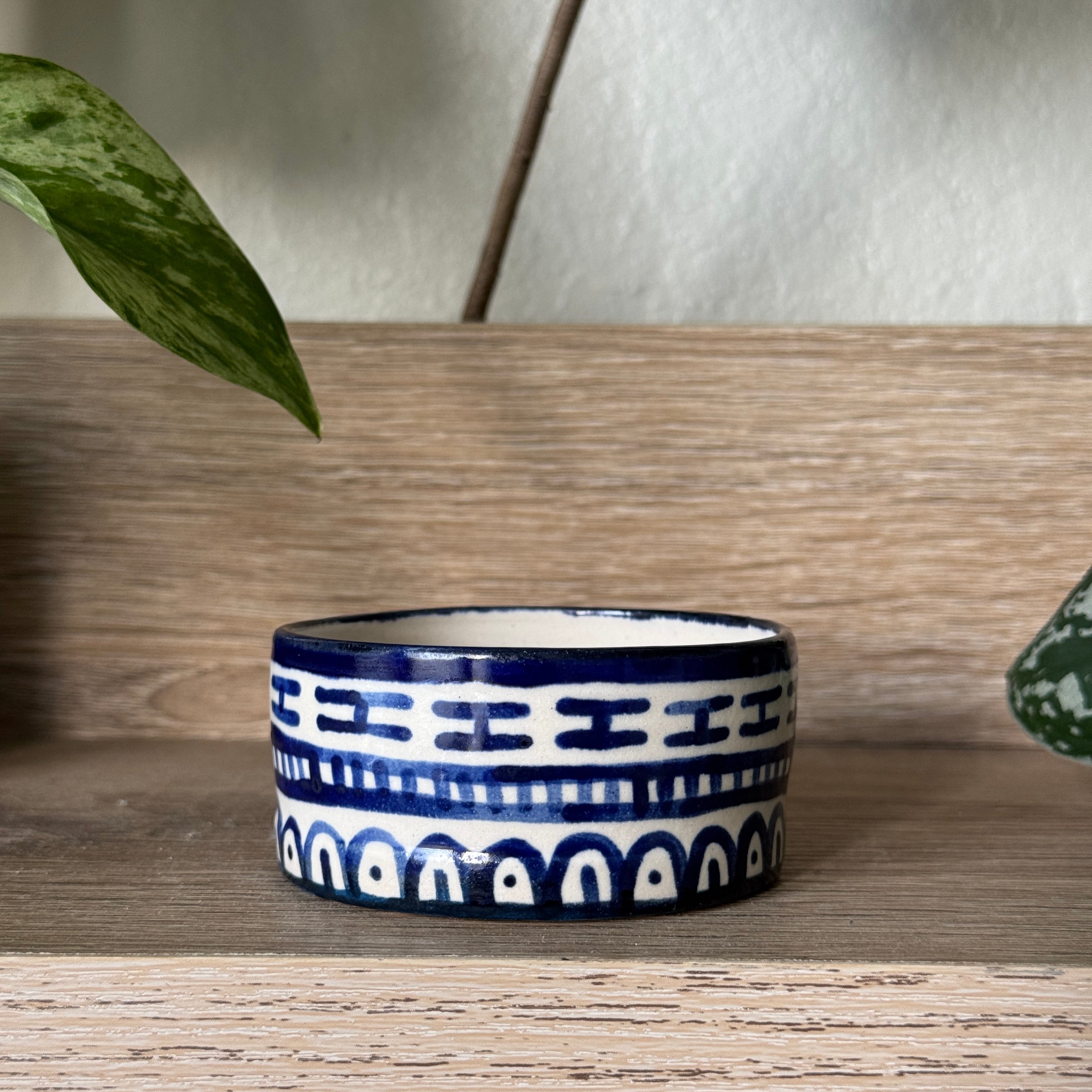 small 小 porcelain sauce bowl
